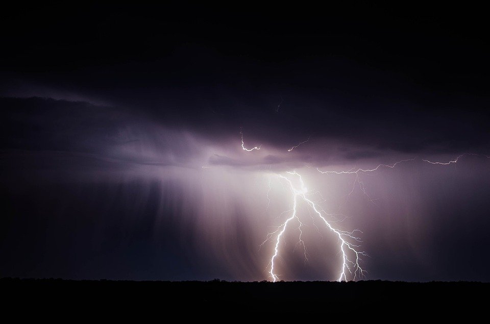 lightning-bolt-768801_960_720_0.jpg amenaza